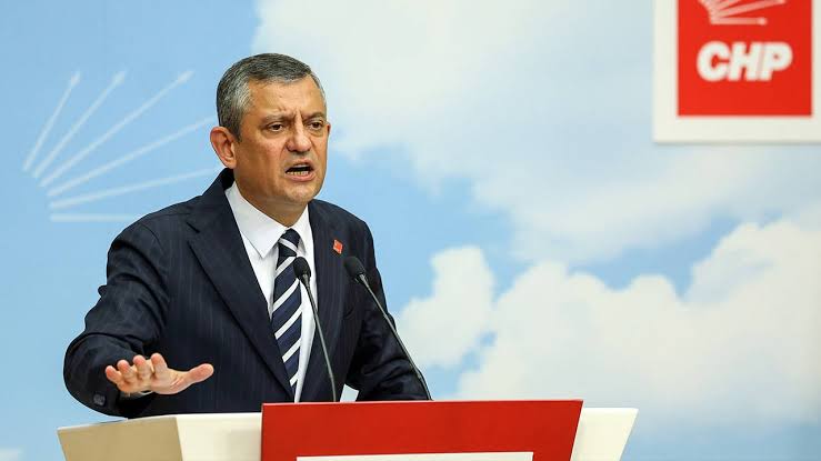 Özgür Özel'den Erdoğan ve ABD Büyükelçisine Tepki: 'Cumhuriyet Çatısını Yıkmak...'
